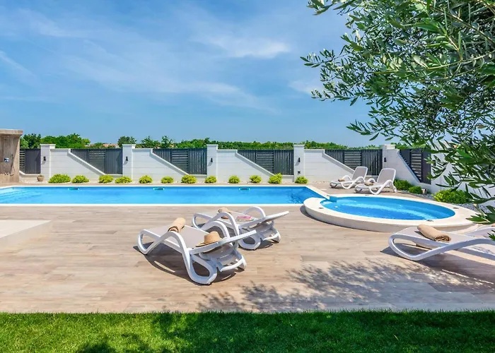 בית נופש Lovely In With Jacuzzi