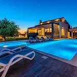 Lovely In With Jacuzzi