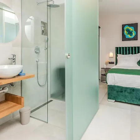 Lovely In With Jacuzzi Holiday home