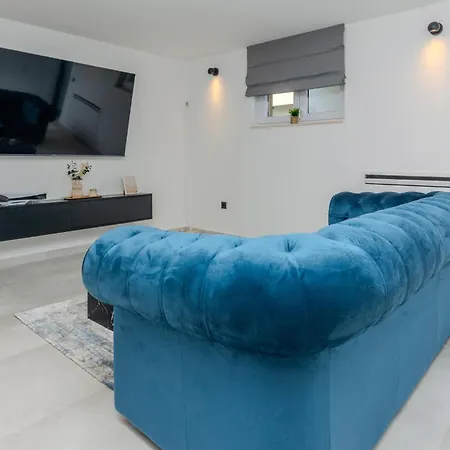 Holiday home Lovely In With Jacuzzi