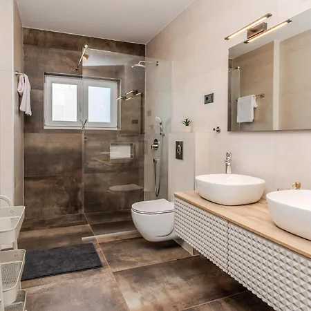 Holiday home Lovely In With Jacuzzi Privlaka (Zadar)
