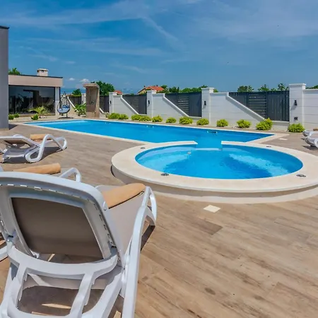Lovely In With Jacuzzi Holiday home