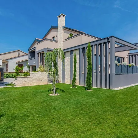 Lovely In With Jacuzzi Holiday home
