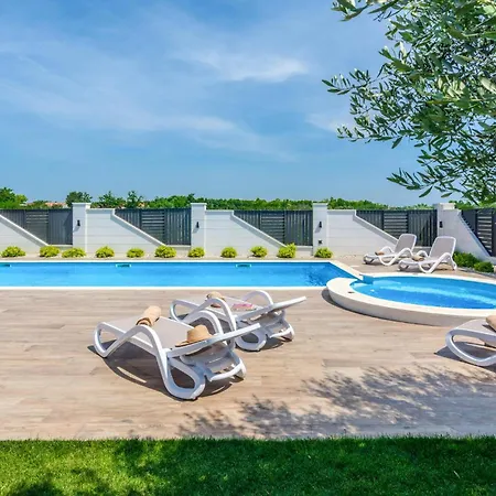 Holiday home Lovely In With Jacuzzi