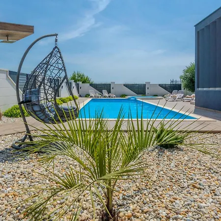 Lovely In With Jacuzzi Holiday home