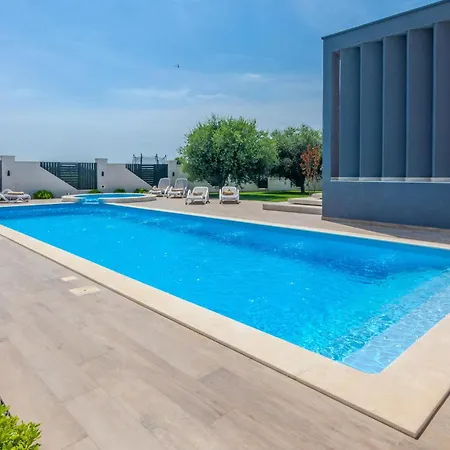 Lovely In With Jacuzzi Holiday home