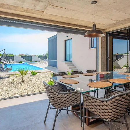 Lovely In With Jacuzzi Holiday home