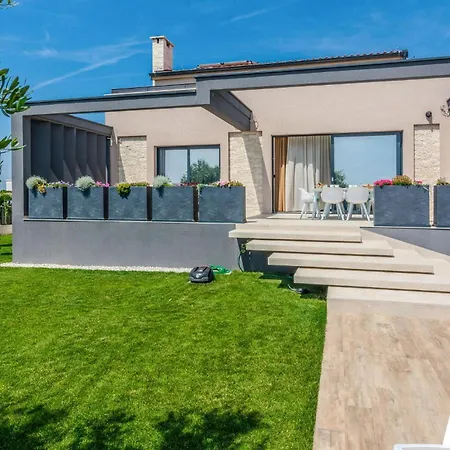 Holiday home Lovely In With Jacuzzi *
