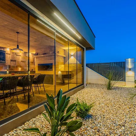 Lovely In With Jacuzzi Tatil Evi Privlaka (Zadar)