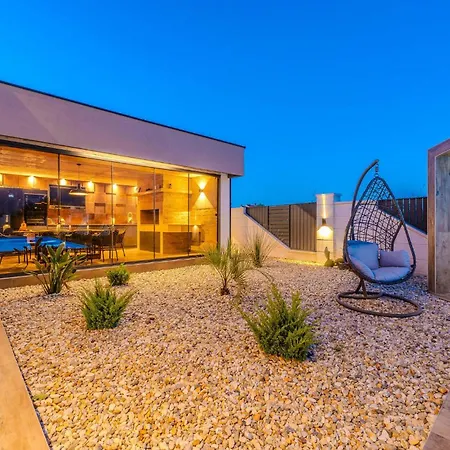 Lovely In With Jacuzzi