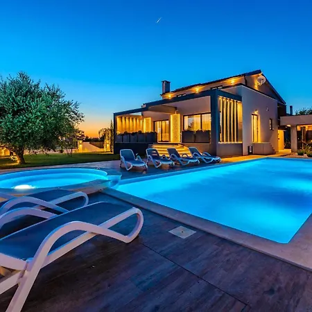Lovely In With Jacuzzi