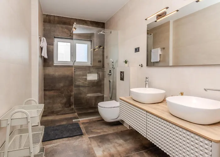 Vakantiehuis Lovely In With Jacuzzi Privlaka (Zadar)