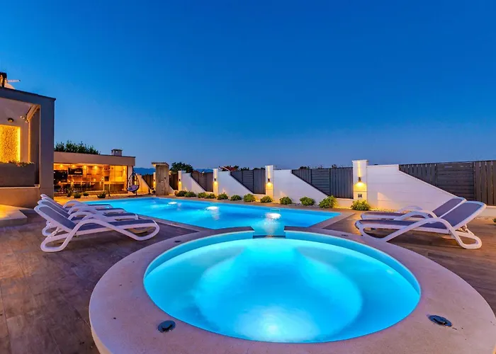 Lovely In With Jacuzzi