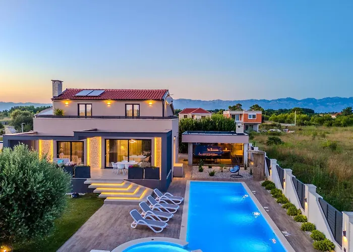 Lovely In With Jacuzzi Dom wakacyjny Privlaka (Zadar)